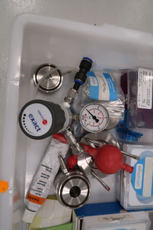 Kasse med div. Regulatorer SPECTRON EXACT m.m.