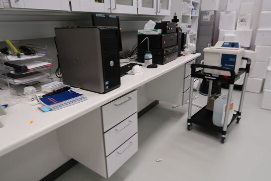 Arbejdsbord samt overskabe uden indhold