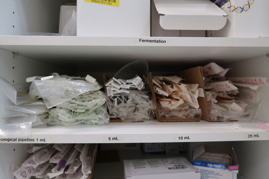 Div. Pipetter, syringes, micro plates, pcr plates m.m.