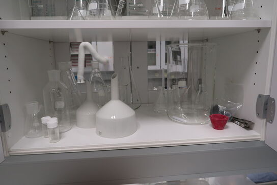 Div. Laboratorieglas og udstyr i overskabe