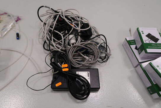 Strømforsyning samt div. Kabler