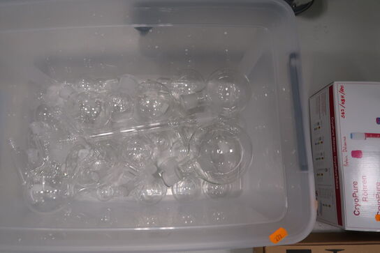 Kasse med div. Laboratorieglas