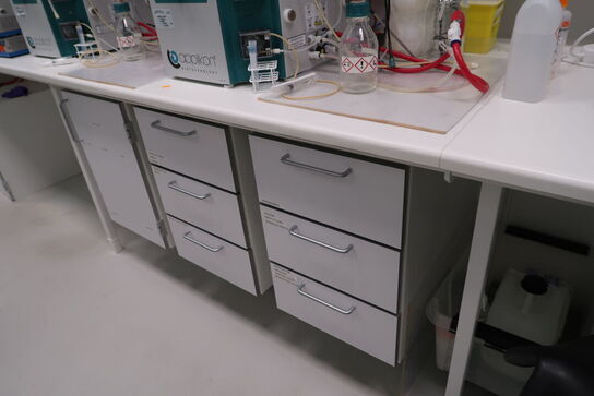 Arbejdsbord og overskabe uden indhold