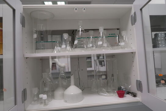 Div. Laboratorieglas og udstyr i overskabe