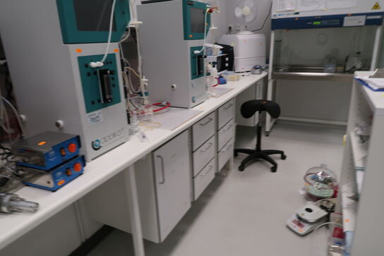 Arbejdsbord og overskabe uden indhold