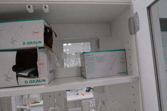 Div. Laboratorieglas og udstyr i overskabe