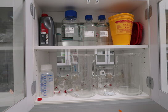 Div. Laboratorieglas og udstyr i overskabe