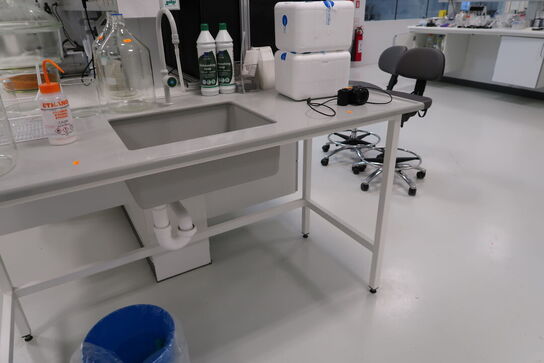 Arbejdsbord med vask og armatur uden indhold