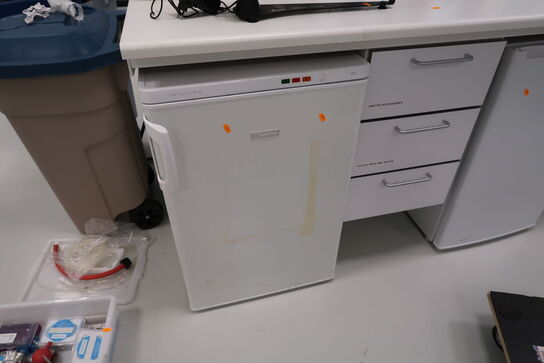 Fryseskab ELECTROLUX uden indhold samt Mikrobølgeovn OBH NORDICA