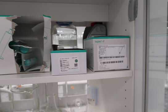 Div. Laboratorieglas og udstyr i overskabe