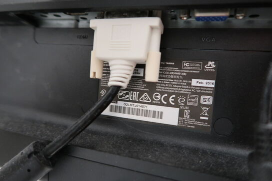 Computerskærm ASUS, computer LENOVO ThinkStation, tastatur og mus