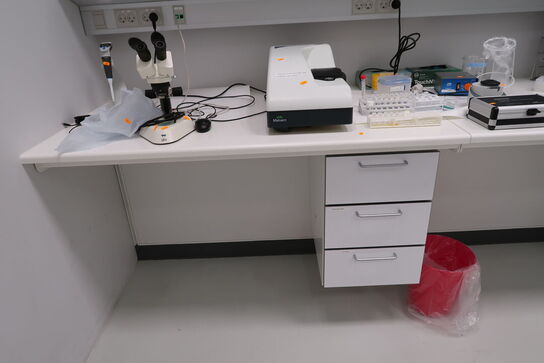 Arbejdsbord samt overskabe uden indhold