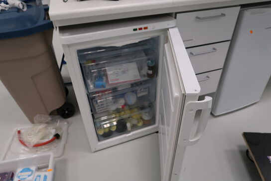 Fryseskab ELECTROLUX uden indhold samt Mikrobølgeovn OBH NORDICA