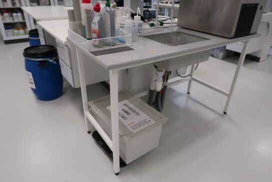 Arbejdsbord med vask og armatur uden indhold