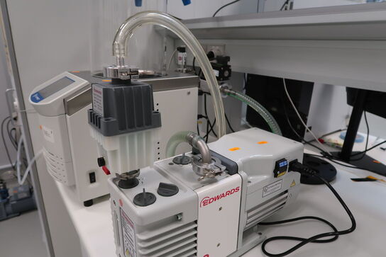 Vingevakuumpumpe EDWARDS RV3 med filter