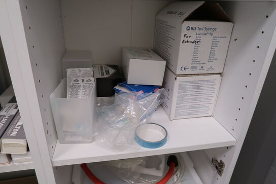 Div. Flamingokasser samt 2 stk. reoler med div. Varelager og tilbehør