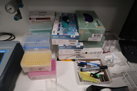 Div. Laboratorieudstyr i overskabe