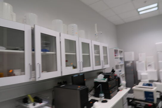 Arbejdsbord samt overskabe uden indhold