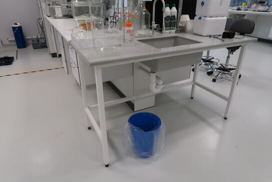 Arbejdsbord med vask og armatur uden indhold