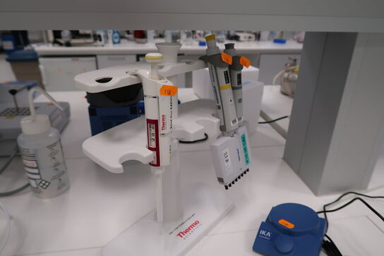 Stativ med 3 stk. pipetter THERMO SCIENTIFIC, EPPENDORF Research Plus