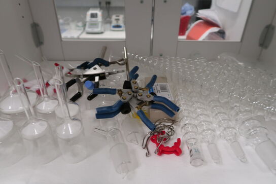 Div. Laboratorieglas og udstyr i overskabe