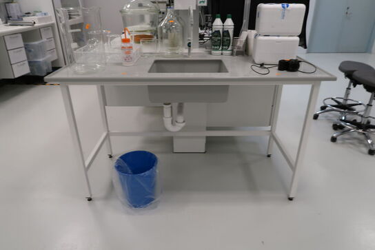 Arbejdsbord med vask og armatur uden indhold