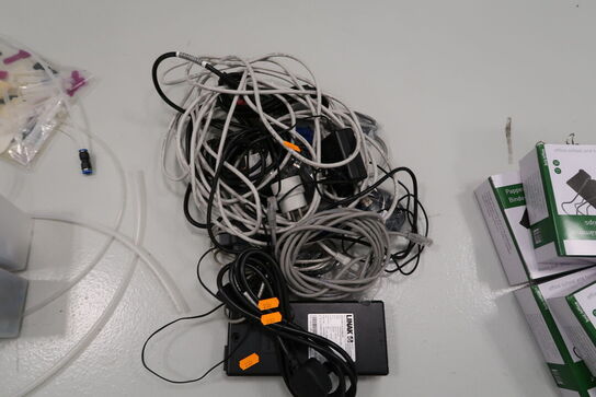 Strømforsyning samt div. Kabler