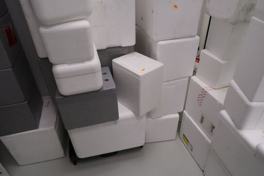 Div. Flamingokasser samt 2 stk. reoler med div. Varelager og tilbehør