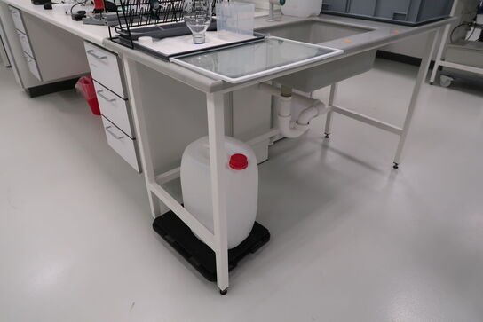 Arbejdsbord med vask og armatur uden indhold