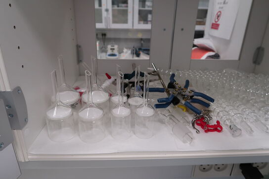 Div. Laboratorieglas og udstyr i overskabe