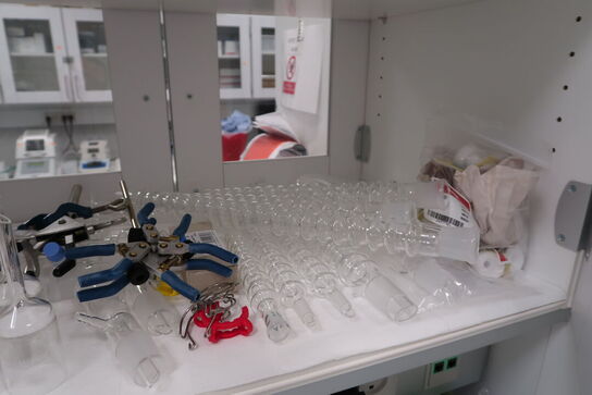 Div. Laboratorieglas og udstyr i overskabe