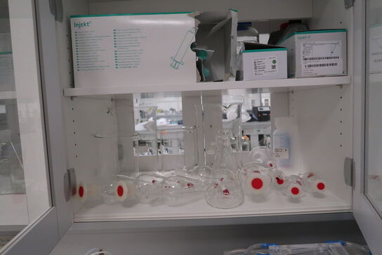 Div. Laboratorieglas og udstyr i overskabe