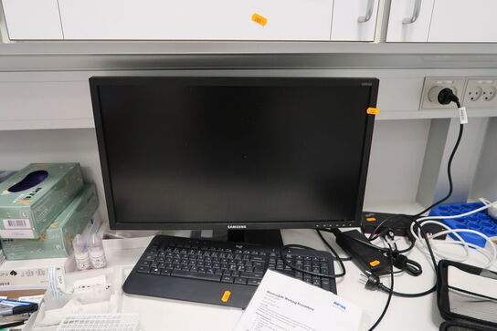 Computerskærm SAMSUNG S24E450, med dockingstation LENOVO Thunderbolt 3 Dock Gen 2