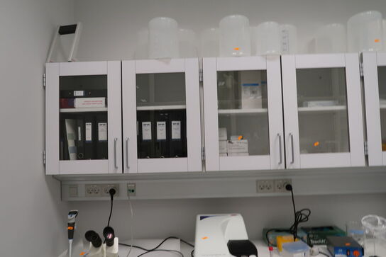 Arbejdsbord samt overskabe uden indhold