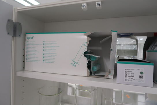 Div. Laboratorieglas og udstyr i overskabe