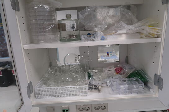 Div. Laboratorieglas og udstyr i overskabe