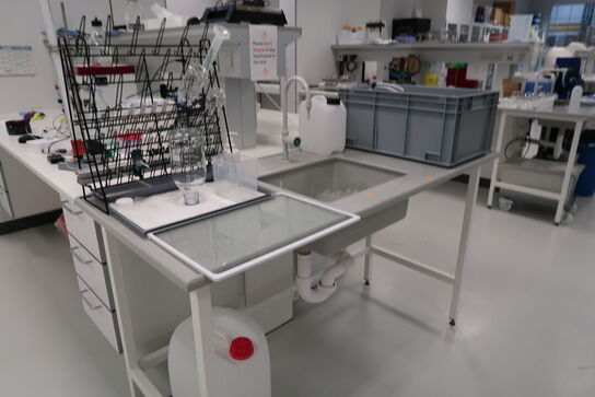 Arbejdsbord med vask og armatur uden indhold