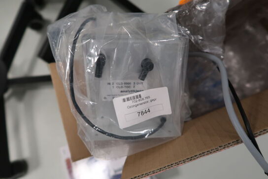 Kasse med laboratorieudstyr ANALYTIKJENA