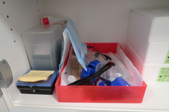 Div. Laboratorieudstyr i overskabe