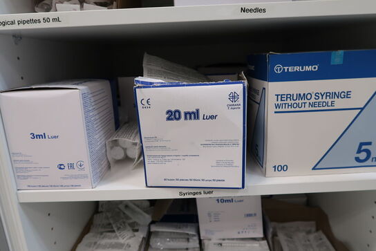 Div. Pipetter, syringes, micro plates, pcr plates m.m.