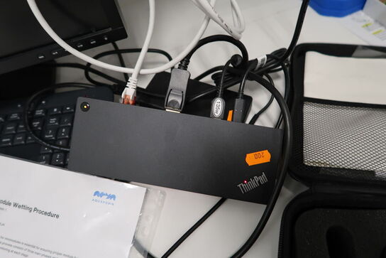 Computerskærm SAMSUNG S24E450, med dockingstation LENOVO Thunderbolt 3 Dock Gen 2