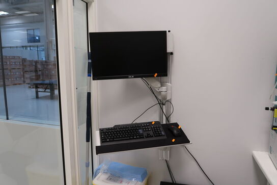 Computerskærm ASUS, computer LENOVO ThinkStation, tastatur og mus