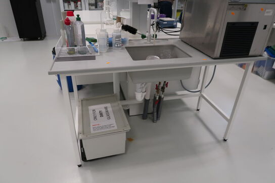 Arbejdsbord med vask og armatur uden indhold