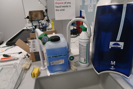 Arbejdsbord med vask og armatur uden indhold