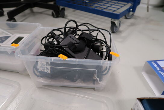 Kasse med div. Strømforsyninger