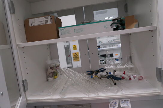 Div. Laboratorieglas og udstyr i overskabe