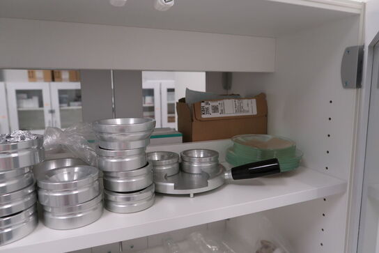Div. Laboratorieglas og udstyr i overskabe