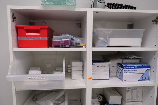 Div. Flamingokasser samt 2 stk. reoler med div. Varelager og tilbehør