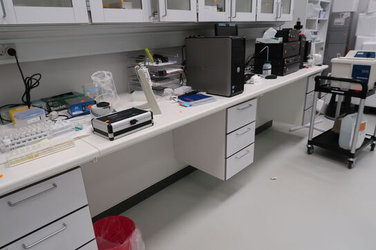 Arbejdsbord samt overskabe uden indhold