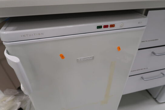 Fryseskab ELECTROLUX uden indhold samt Mikrobølgeovn OBH NORDICA